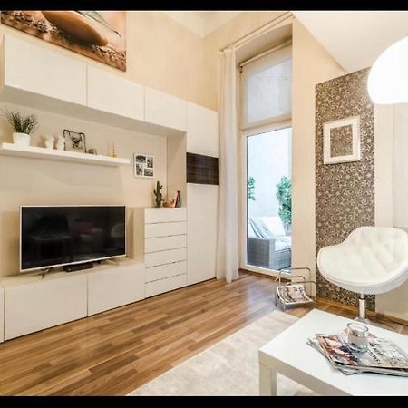 Center Studio With Sauna And Patio Apartment Budapest Luaran gambar