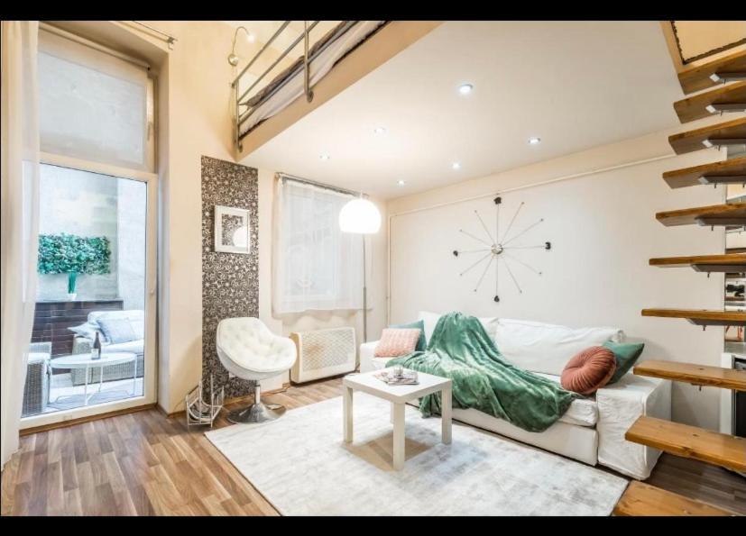 Center Studio With Sauna And Patio Apartment Budapest Luaran gambar